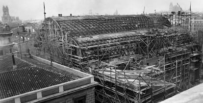 El Frontón Recoletos, en las calles Villanueva y Cid, durante su construcción en 1935. La cubierta del frontón ocupaba un enorme espacio de 55 por 32,5 metros sin emplear un solo pilar ni vigas. Resultó muy dañado durante la Guerra Civil. Se demolió definitivamente en 1973.