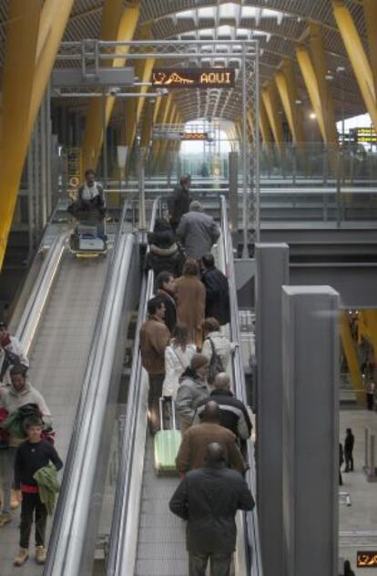 Viajeros en el aeropuerto de Barajas.