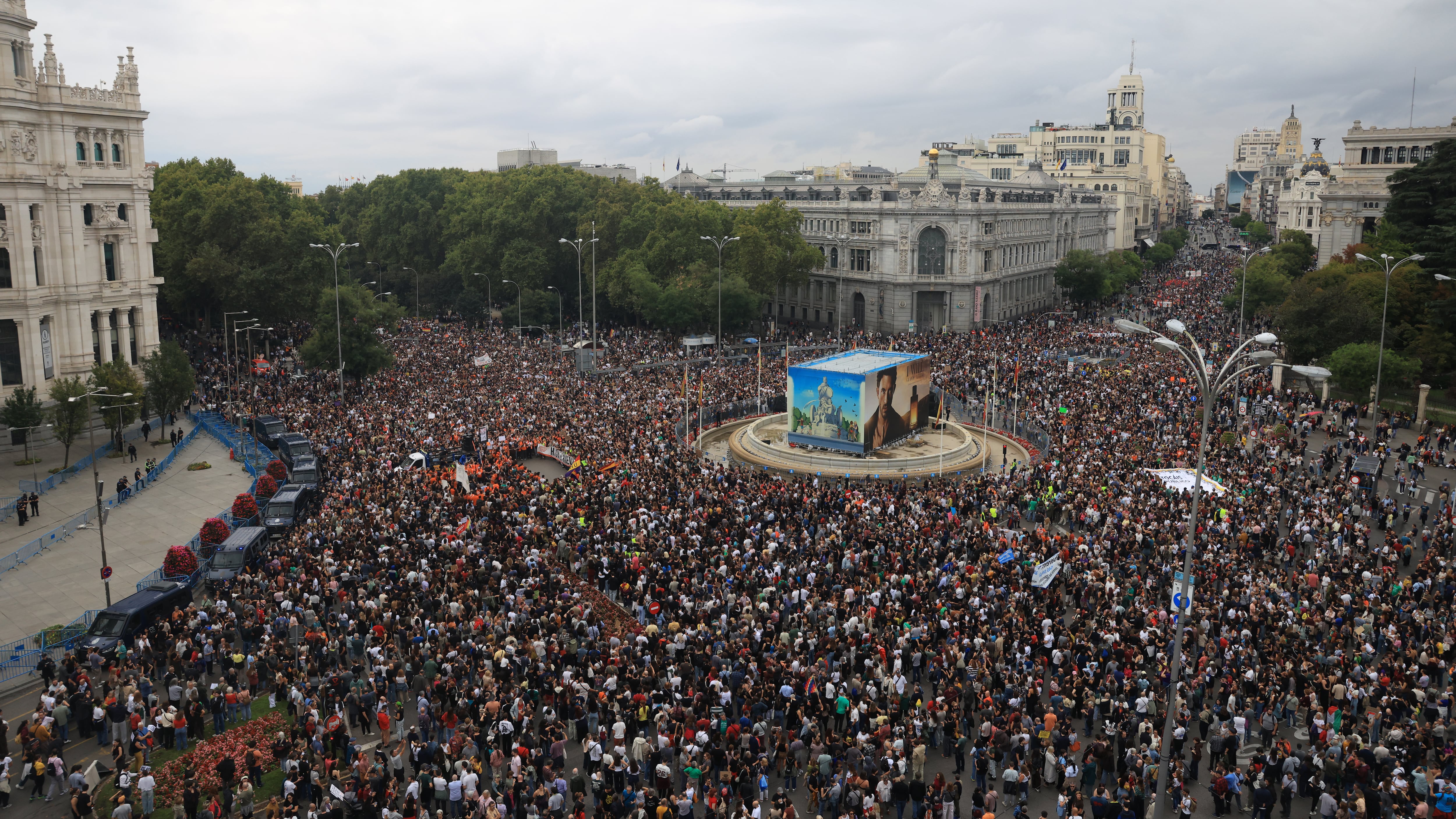 Reacciones a los decretos de vivienda y las acampadas en directo | Una marcha masiva en Madrid por la vivienda llama a una huelga general: “Ya no hay vuelta atrás”