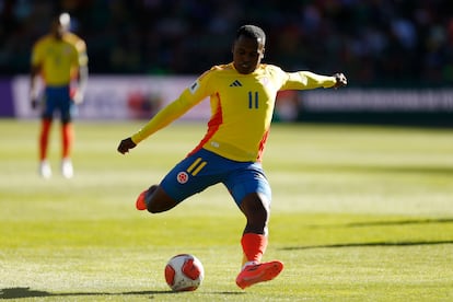 Jhon Arias, de Colombia, patea el balón durante el partido de Clasificación Sudamericana para la Copa Mundial de la FIFA 2026, el 10 de octubre.