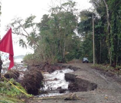 Playa en el parque de Cahuita en Costa Rica, afectada por las olas.