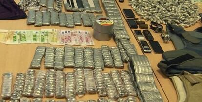 Drogas, dinero, chalecos antibalas y distinto material incautado durante la operación.