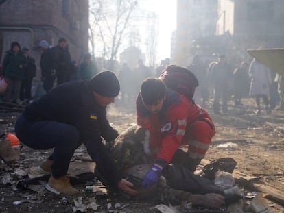 Equipos de emergencia rescatan a un herido tras un bombardeo a un edificio residencial en Kiev, este viernes.