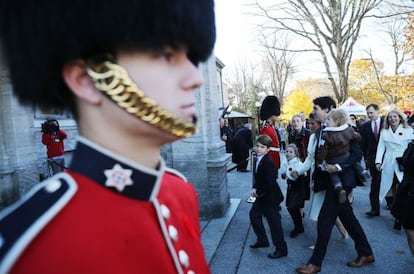 A família Trudeau chega à residência do governador-geral, representante da rainha da Inglaterra no Canadá, para tomar posse no cargo de premiê.