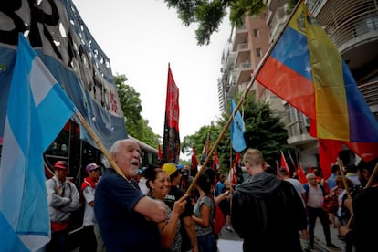 Grupos a favor y en contra de la nueva asunción de Nicolás Maduro como presidente de Venezuela se manifiestan en la Embajada de Venezuela en Buenos Aires (Argentina).