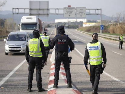 Los Mossos d'Esquadra en la entrada en Igualada (Barcelona).