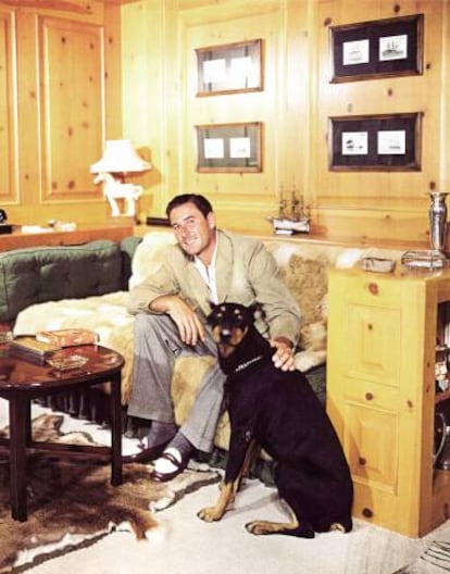 Errol Flynn posa en su casa con su perro en 1940. El actor fue absuelto de un delito de abusos sexuales.