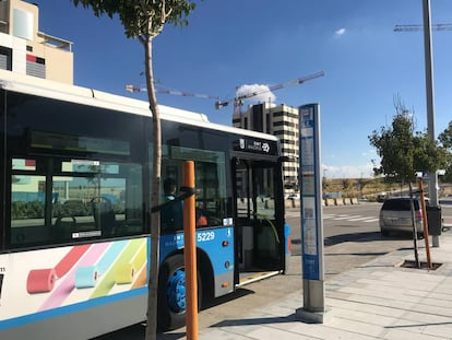 El servicio especial de autobuses a su paso por El Cañaveral.