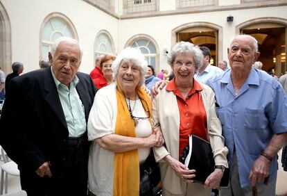 Teresa Rebull, segunda por la izquierda, en un homenaje a Andreu Nin en el Parlament.