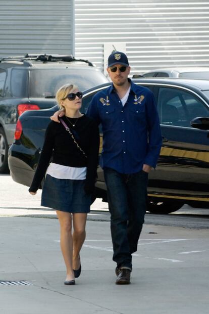 La actriz Reese Witherspoon junto a su ya esposo, el agente Jim Toth, en Los Ángeles (EE UU).