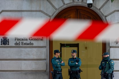 Agentes de la Guardia Civil custodian la sede de la Fiscalía General del Estado este miércoles.