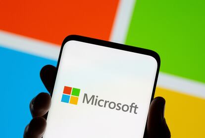 Un móvil muestra el logotipo de Microsoft