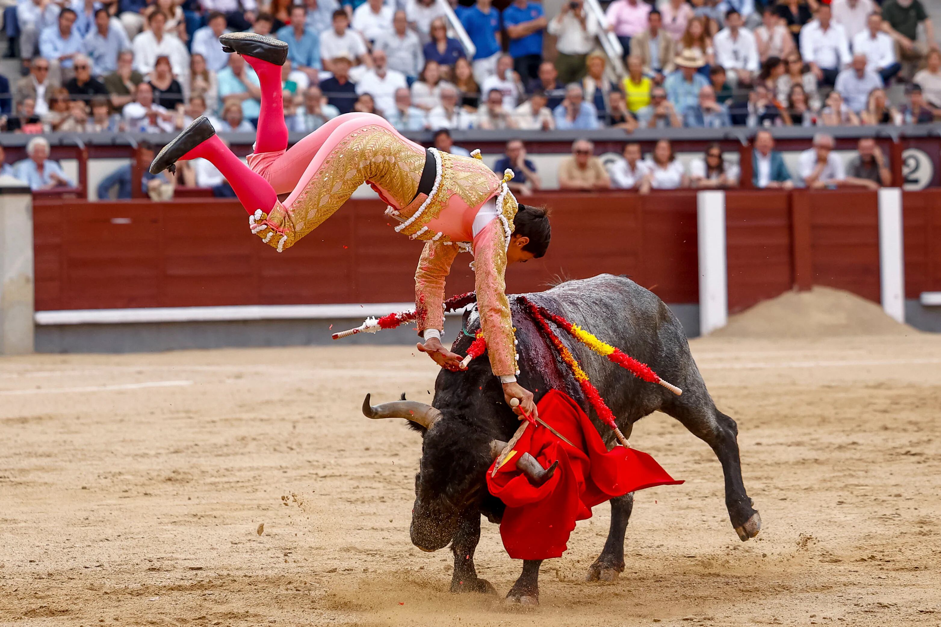 Paco Ureña sufrió una espectacular voltereta en el tercero de la tarde.