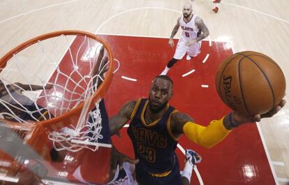 LeBron, a punto de anotar, ante los Hawks.