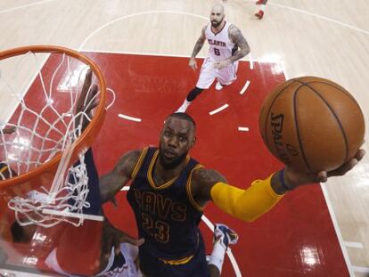 LeBron, a punto de anotar, ante los Hawks.