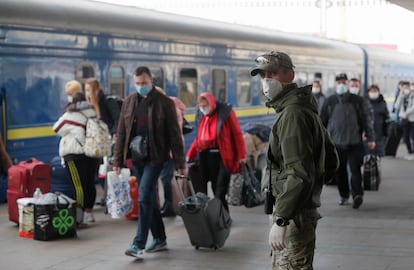 Un guardia fronterizo con guantes y mascarilla, este domingo en la estación de tren de Kiev.