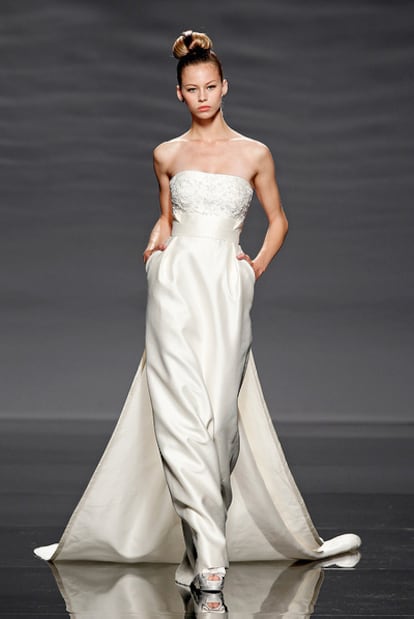 De largo. Un diseño palabra de honor de la diseñadora Rosa Clará. Pertenece a la última colección presentada por la catalana en la Barcelona Bridal Week.