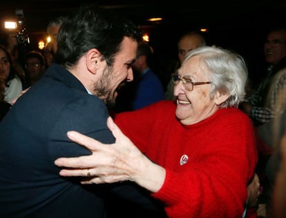 El candidato de UP-IU a la Presidencia del Gobierno, Alberto Garzón, saluda a la viuda de Marcelino Camacho, Josefina Samper, al inicio de un mitin en el Teatro La Latina de Madrid, dentro de la campaña para las elecciones generales del 20D.