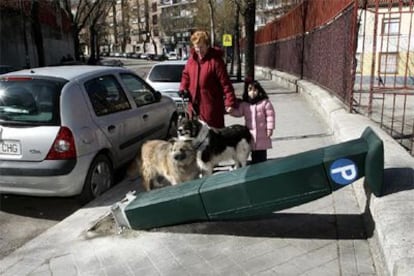 Uno de los parquímetros arrancados en Carabanchel.