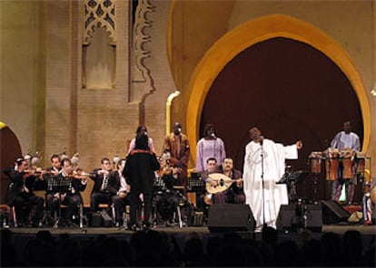Youssou N&#39;Dour y la Orquesta de El Cairo, en Fez.