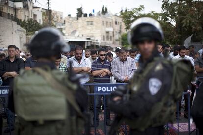 Policías israelís vigilan el rezo del viernes en el barrio de Wadi al Joz, al este de Jerusalén, de mayoría musulmana.