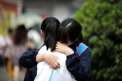 Dos estudiantes se abrazan frente a la Escuela Secundaria de Maotanchang, el 4 de junio del 2017, en Luan.  