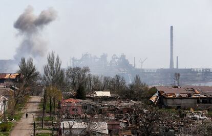 Las imágenes captadas por un dron que sobrevuela la ciudad de Mariupol, una de las más castigadas por la invasión rusa, muestran las columnas de humo que salen de la metalúrgica Azovstal, situada junto al puerto. Los combatientes ucranios resisten en esta planta metalúrgica, una de las más grandes de Europa, con vistas al mar de Azov.