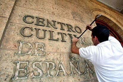 Un empleado cubano retira ayer la inscripción del Centro Cultural de España en La Habana.