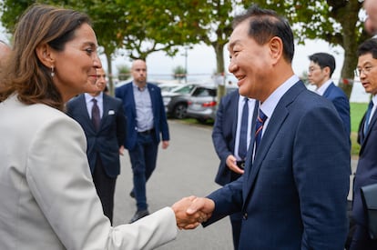 Reyes Maroto saluda al consejero delegado de Samsung, Jong-Hee Han, durante el Encuentro de la Economia Digital de Ametic, este miércoles, en la UIMP de Santander.