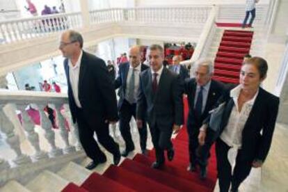 El lehendakari, Iñigo Urkullu, (c), acompañado por el alcalde de San Sebastián, Juan Carlos Izagirre (i); el rector de la Universidad del País Vasco, Iñaki Goirizelaia (2i); el presidente del Donostia Internacional Physics Center, Pedro Miguel Etxenike (2d) y la consejera de Cultura de País Vasco, Cristina Uriarte (d), a su llegada a la inauguración de la segunda edición del festival científico "Passion of Knowledge - Quantum 13" hoy en San Sebastián.