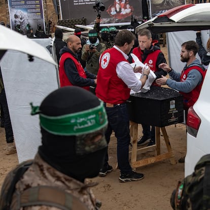 GAZA (-), 20/02/2025.- Palestinian fighters hand over a coffin containing the body of an Israeli hostage to the Red Cross in Khan Yunis, southern Gaza Strip, Thursday, 20 February, 2025. Hamas was set to hand over the bodies of four Israeli captives, including that of youngest hostage Kfir Bibas, as part of the ongoing Gaza ceasefire deal. Hamas said in November 2023 that the two Bibas boys and their mother had been killed in an Israeli airstrike on Gaza. EFE/EPA/HAITHAM IMAD
