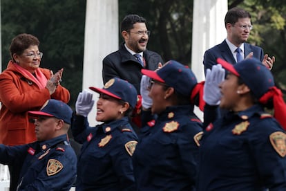 Ernestina Godoy, entonces Fiscal de Ciudad de México; Martí Batres, jefe de Gobierno; y Pablo Vázquez Camacho, Secretario de Seguridad Ciudadana, en un desfile policial en diciembre de 2023.