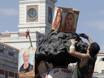 Un joven coloca carteles en Sol.