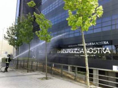 Fotografía facilitada por el Ayuntamiento de Madrid que muestra a un integrante del cuerpo de Bomberos durante la extinción de un incendio que se ha originado en una cocina de un restaurante del Paseo de la Castellana, junto a la zona empresarial de las Cuatro Torres.