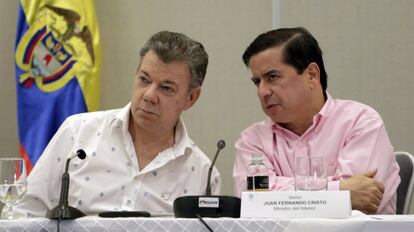 El presidente de Colombia, Juan Manuel Santos, junto al ministro del Interior, Juan Fernando Cristo.  