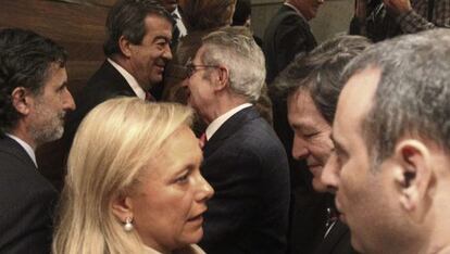 Los líderes asturianos conversan tras la constitución de la Cámara.