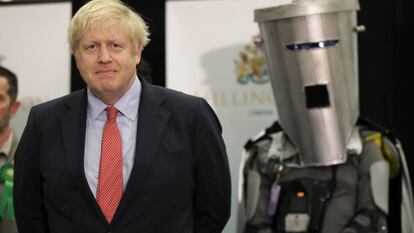 Boris Johnson deixa a sede do Partido Conservador, na madrugada desta sexta-feira, após conhecer os resultados eleitorais.