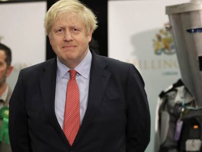 Boris Johnson deixa a sede do Partido Conservador, na madrugada desta sexta-feira, após conhecer os resultados eleitorais.