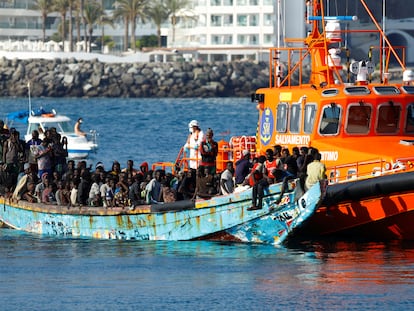 Llegada del cayuco con cerca de 200 personas al puerto de Arguineguín (Gran Canaria) este jueves.