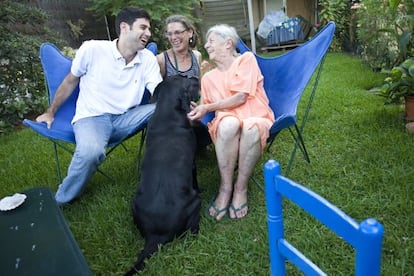 Yvonne Barral (derecha), junto a su nieto Malcolm y su hija Yvonnette en 2008.