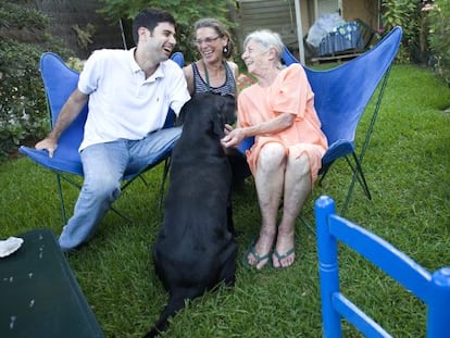 Yvonne Barral (derecha), junto a su nieto Malcolm y su hija Yvonnette en 2008.