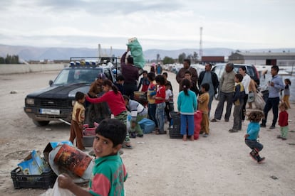 Los niños se ponen en fila tratando de vender lo que recogieron en la mañana.