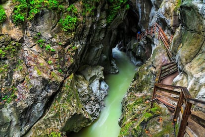 Cuando, en primavera, el deshielo nutre de agua al desfiladero de Lammerklamm, en la localidad austriaca de Scheffau, a 27 kilómetros de Salzburgo, surcar estas intrincadas gargantas en bote neumático es igual que montar un potro salvaje, pero con salpicaduras. Ir salvando saltos y corrientes por entre las rocas de la garganta de Voglau es toda una aventura. Aunque el barranco del Lammerklamm, extremadamente estrecho, se explora sobre todo en kayak, también se puede recorrer a pie por senderos que se abrieron en 1884 y que, pese a haber sido transitados durante más de un siglo, se mantienen bien conservados a lo largo de escarpadas paredes rocosas y aguas embravecidas.