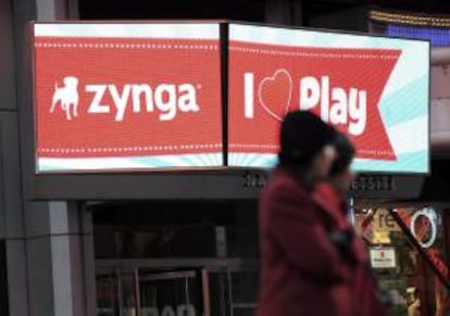 La pantalla exterior en la fachada del edificio NASDAQ muestra el logotipo de Zynga con motivo de su salida a bolsa, el 16 de diciembre de 2011 en Nueva York, Estados Unidos. EFE/Archivo