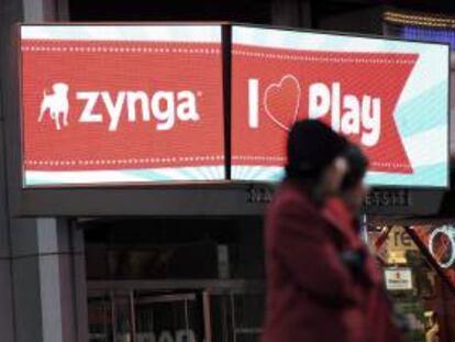 La pantalla exterior en la fachada del edificio NASDAQ muestra el logotipo de Zynga con motivo de su salida a bolsa, el 16 de diciembre de 2011 en Nueva York, Estados Unidos. EFE/Archivo