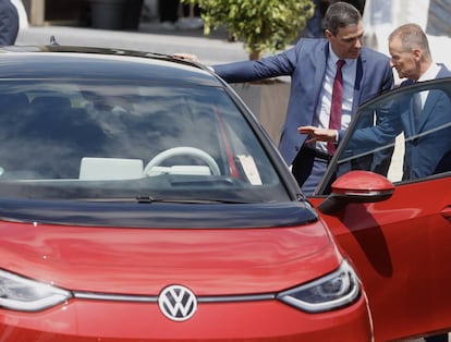 El presidente Pedro Sánchez y el CEO de Volkswagen, Herbert Diess, en Sagunto (Valencia).