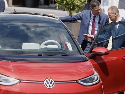 El presidente Pedro Sánchez y el CEO de Volkswagen, Herbert Diess, en Sagunto (Valencia).