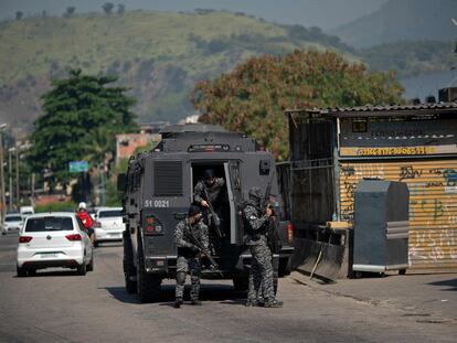 Policiais em operação na favela do Jacarezinho, Rio de Janeiro.