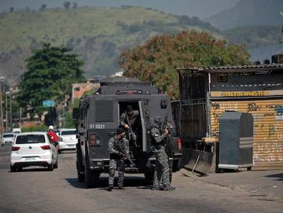 Policiais em operação na favela do Jacarezinho, Rio de Janeiro.