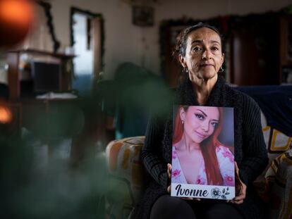 Patricia Pulido sostiene un retrato de su hija Ivonne Romero, en su casa en Bogotá, el 30 de noviembre del 2023.